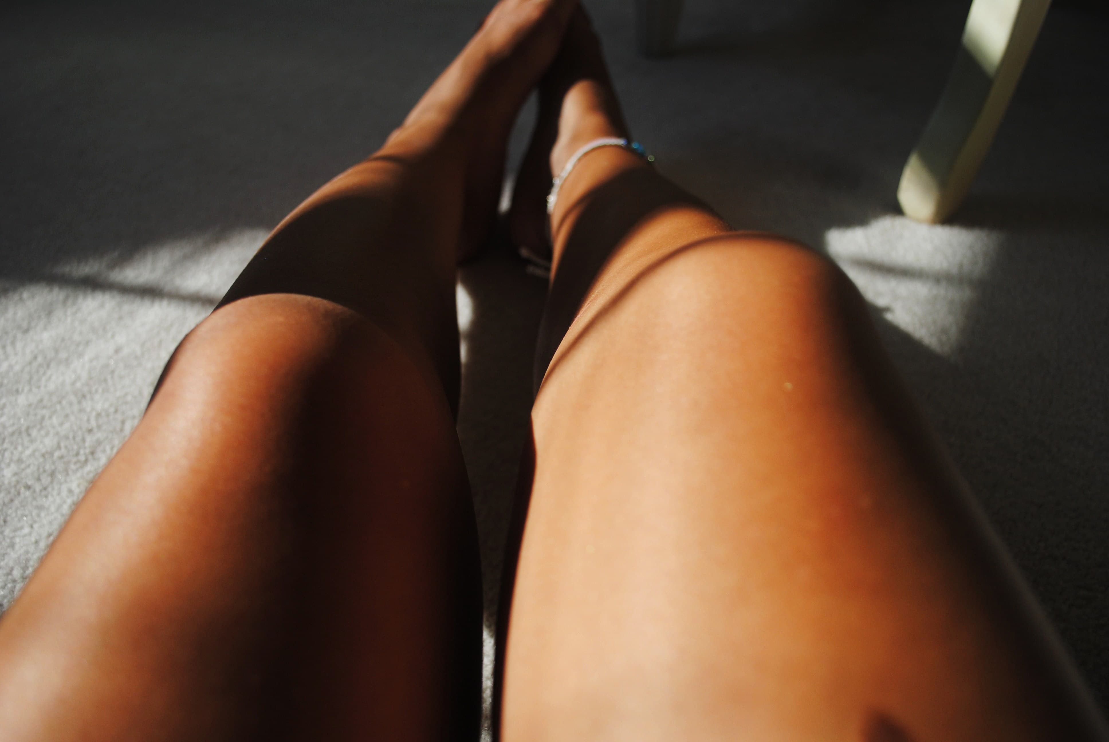 загорелые женские ноги