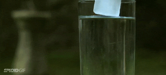 гифка стакан воды со льдом
