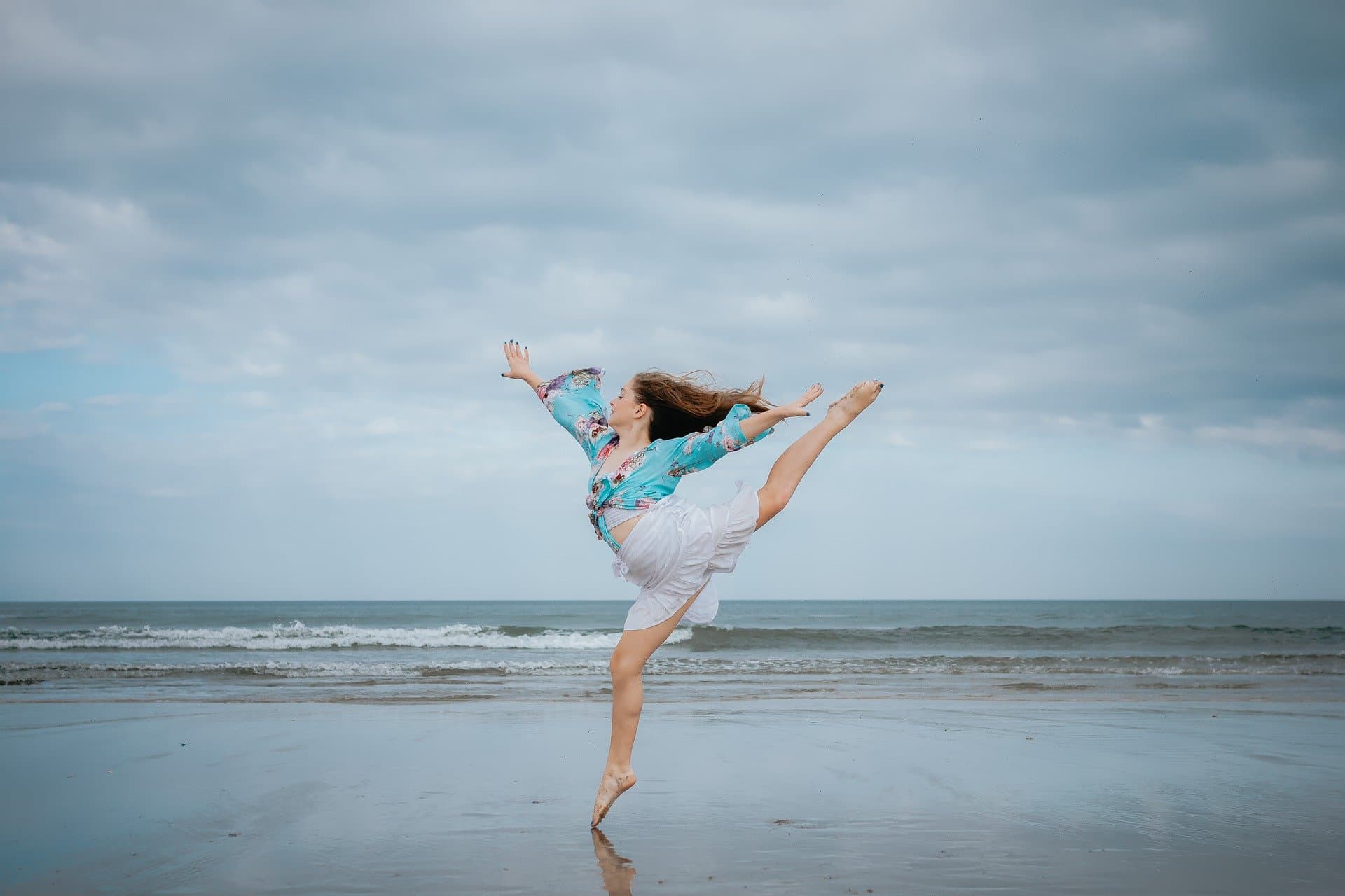 девушка танцует на берегу